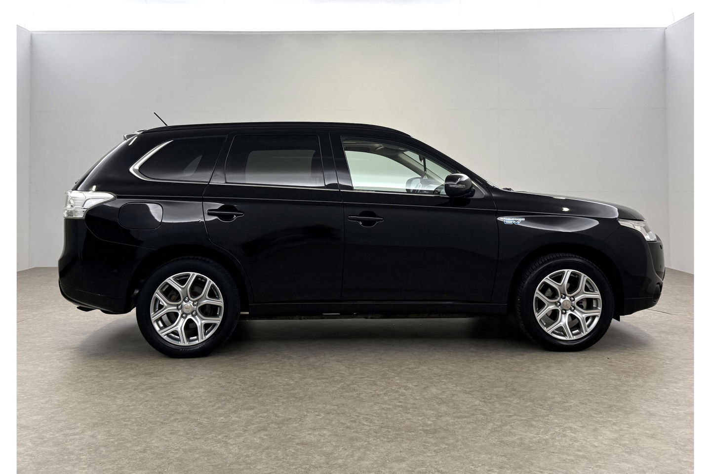 Mitsubishi Outlander 2.0 PHEV Instyle Pano Camera LED Trekhaak Clima Cruise Navi PDC 18''LMV