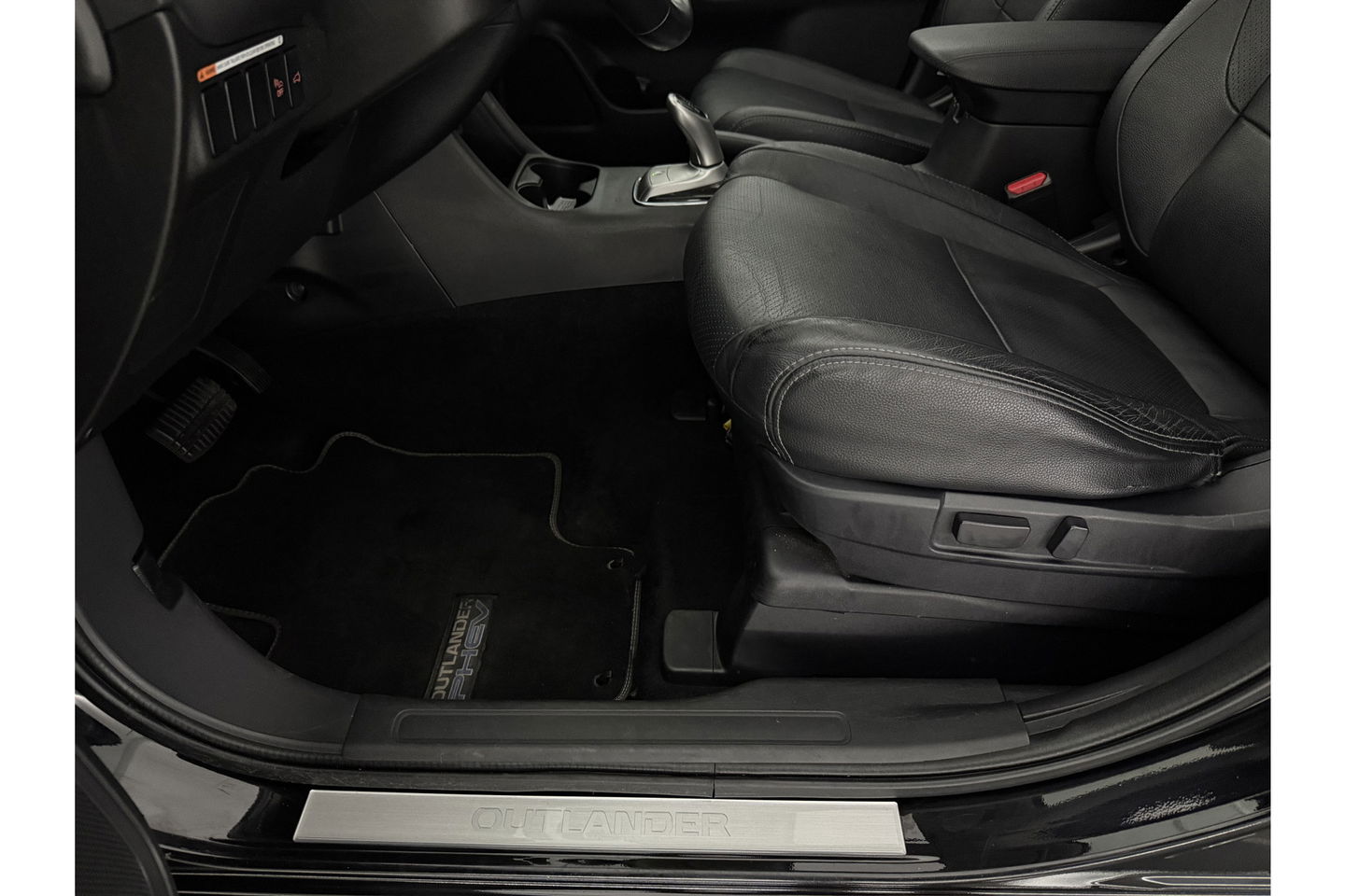 Mitsubishi Outlander 2.0 PHEV Instyle Pano Camera LED Trekhaak Clima Cruise Navi PDC 18''LMV
