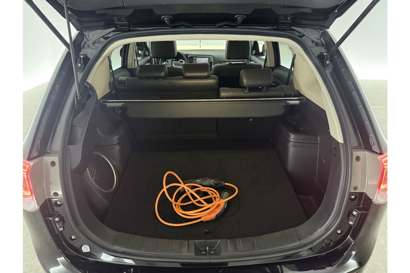 Mitsubishi Outlander 2.0 PHEV Instyle Pano Camera LED Trekhaak Clima Cruise Navi PDC 18''LMV