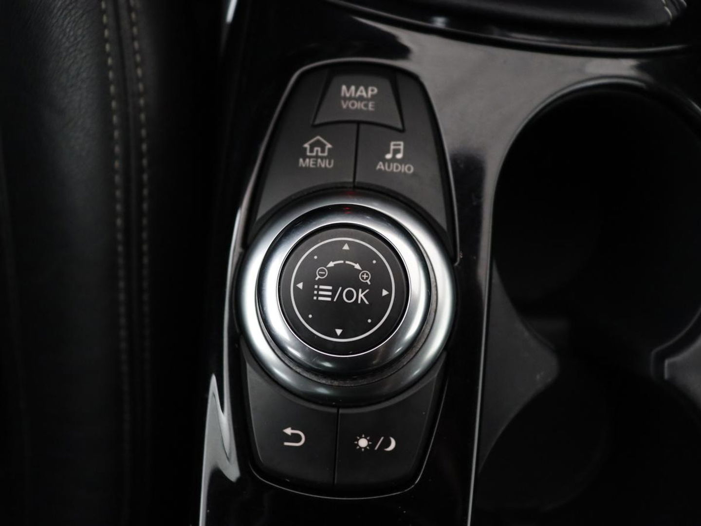 Infiniti Q30 1.6t Business Executive | Panoramadak | Leder | Stoelverwarming | Trekhaak | Navigatie | Climate control | Cruise control