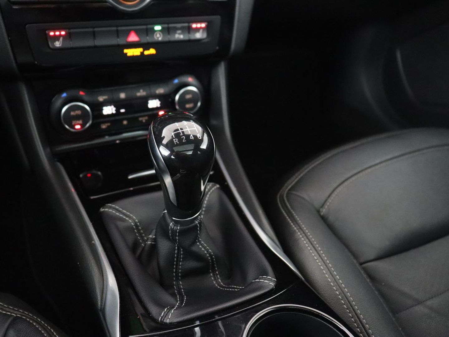 Infiniti Q30 1.6t Business Executive | Panoramadak | Leder | Stoelverwarming | Trekhaak | Navigatie | Climate control | Cruise control