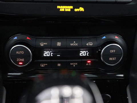 Infiniti Q30 1.6t Business Executive | Panoramadak | Leder | Stoelverwarming | Trekhaak | Navigatie | Climate control | Cruise control