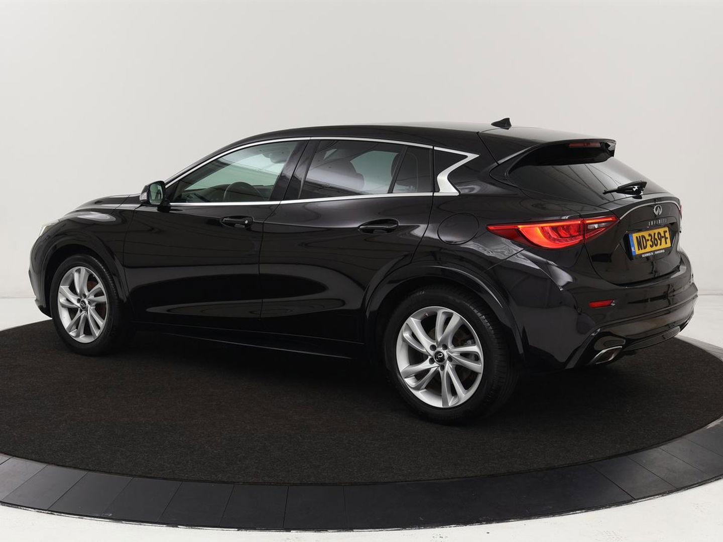 Infiniti Q30 1.6t Business Executive | Panoramadak | Leder | Stoelverwarming | Trekhaak | Navigatie | Climate control | Cruise control