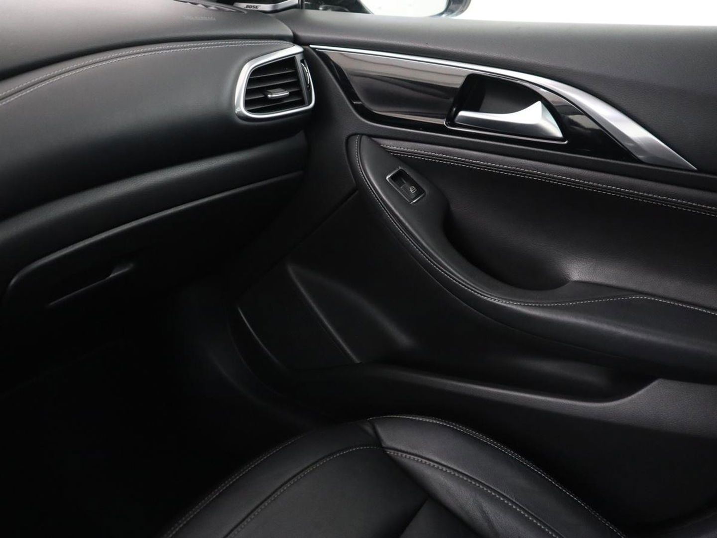 Infiniti Q30 1.6t Business Executive | Panoramadak | Leder | Stoelverwarming | Trekhaak | Navigatie | Climate control | Cruise control