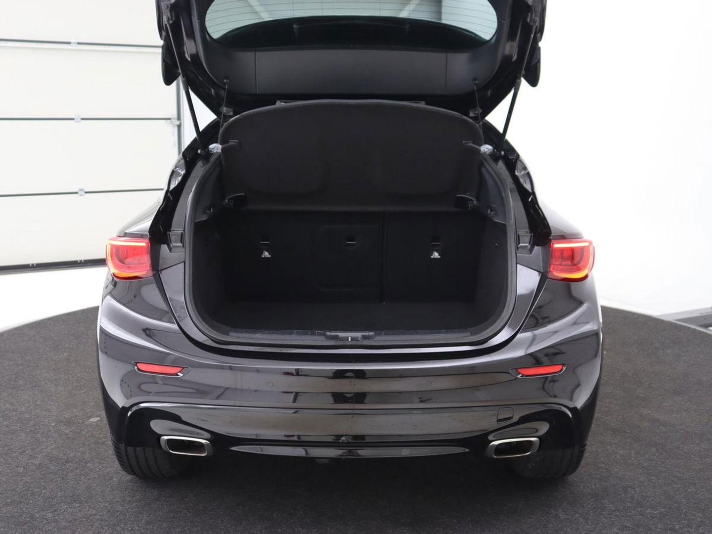 Infiniti Q30 1.6t Business Executive | Panoramadak | Leder | Stoelverwarming | Trekhaak | Navigatie | Climate control | Cruise control
