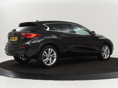 Infiniti Q30 1.6t Business Executive | Panoramadak | Leder | Stoelverwarming | Trekhaak | Navigatie | Climate control | Cruise control