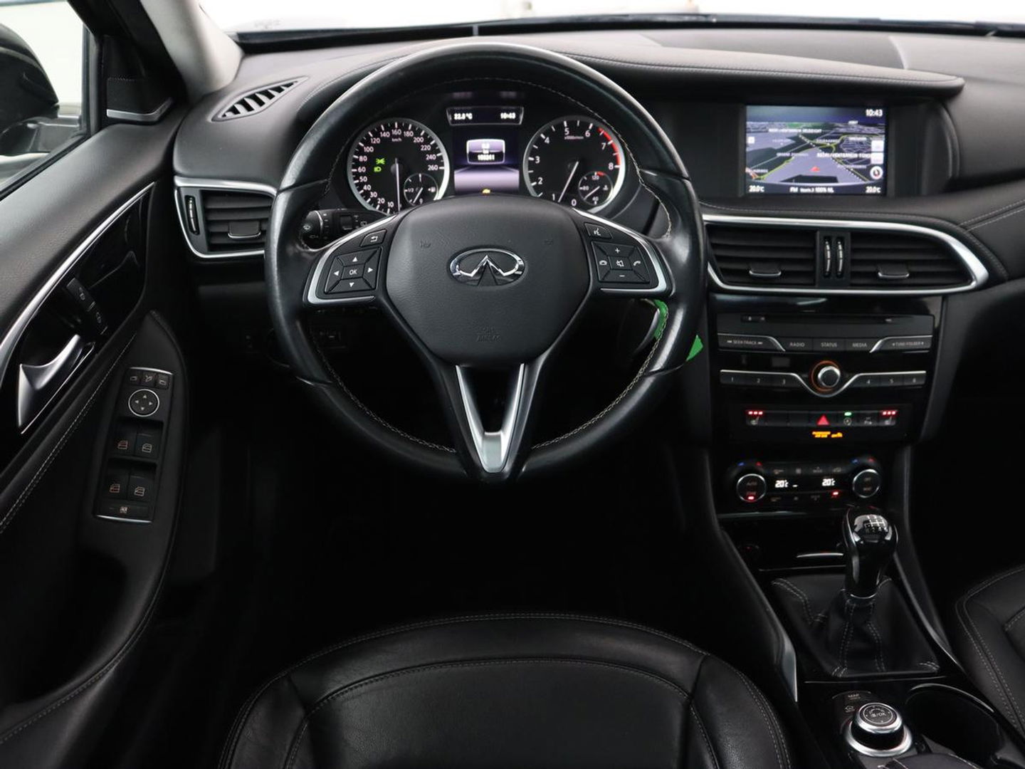 Infiniti Q30 1.6t Business Executive | Panoramadak | Leder | Stoelverwarming | Trekhaak | Navigatie | Climate control | Cruise control