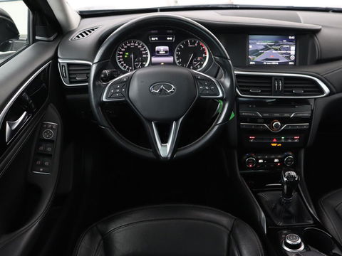 Infiniti Q30 1.6t Business Executive | Panoramadak | Leder | Stoelverwarming | Trekhaak | Navigatie | Climate control | Cruise control
