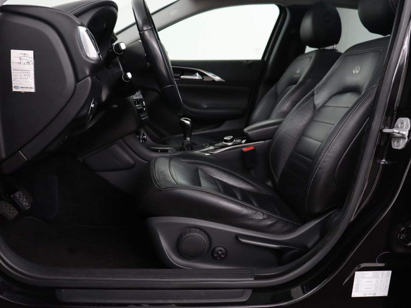 Infiniti Q30 1.6t Business Executive | Panoramadak | Leder | Stoelverwarming | Trekhaak | Navigatie | Climate control | Cruise control