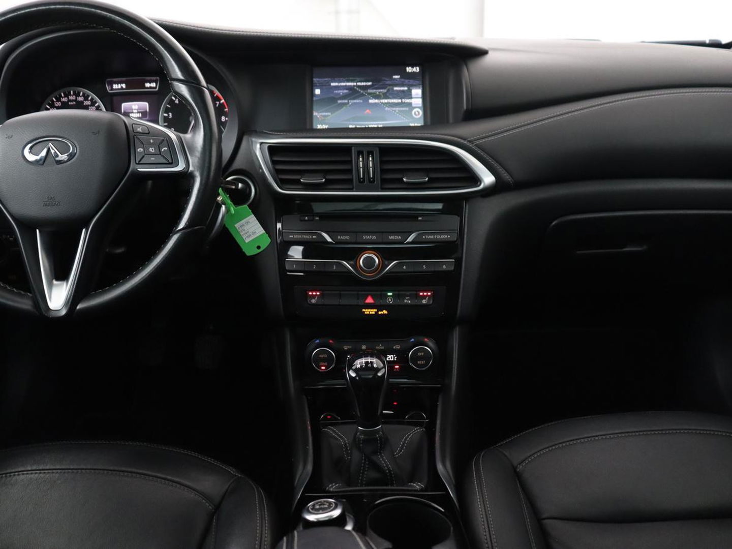Infiniti Q30 1.6t Business Executive | Panoramadak | Leder | Stoelverwarming | Trekhaak | Navigatie | Climate control | Cruise control