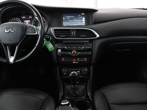 Infiniti Q30 1.6t Business Executive | Panoramadak | Leder | Stoelverwarming | Trekhaak | Navigatie | Climate control | Cruise control