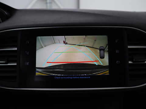 Peugeot 308 1.6 BlueHDI Premium | Automaat | Panoramadak | Leder | Camera | Carplay | Navigatie | Climate control | Parkeerhulp | Cruise control