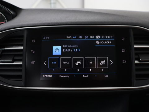Peugeot 308 1.6 BlueHDI Premium | Automaat | Panoramadak | Leder | Camera | Carplay | Navigatie | Climate control | Parkeerhulp | Cruise control