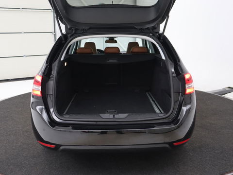Peugeot 308 1.6 BlueHDI Premium | Automaat | Panoramadak | Leder | Camera | Carplay | Navigatie | Climate control | Parkeerhulp | Cruise control