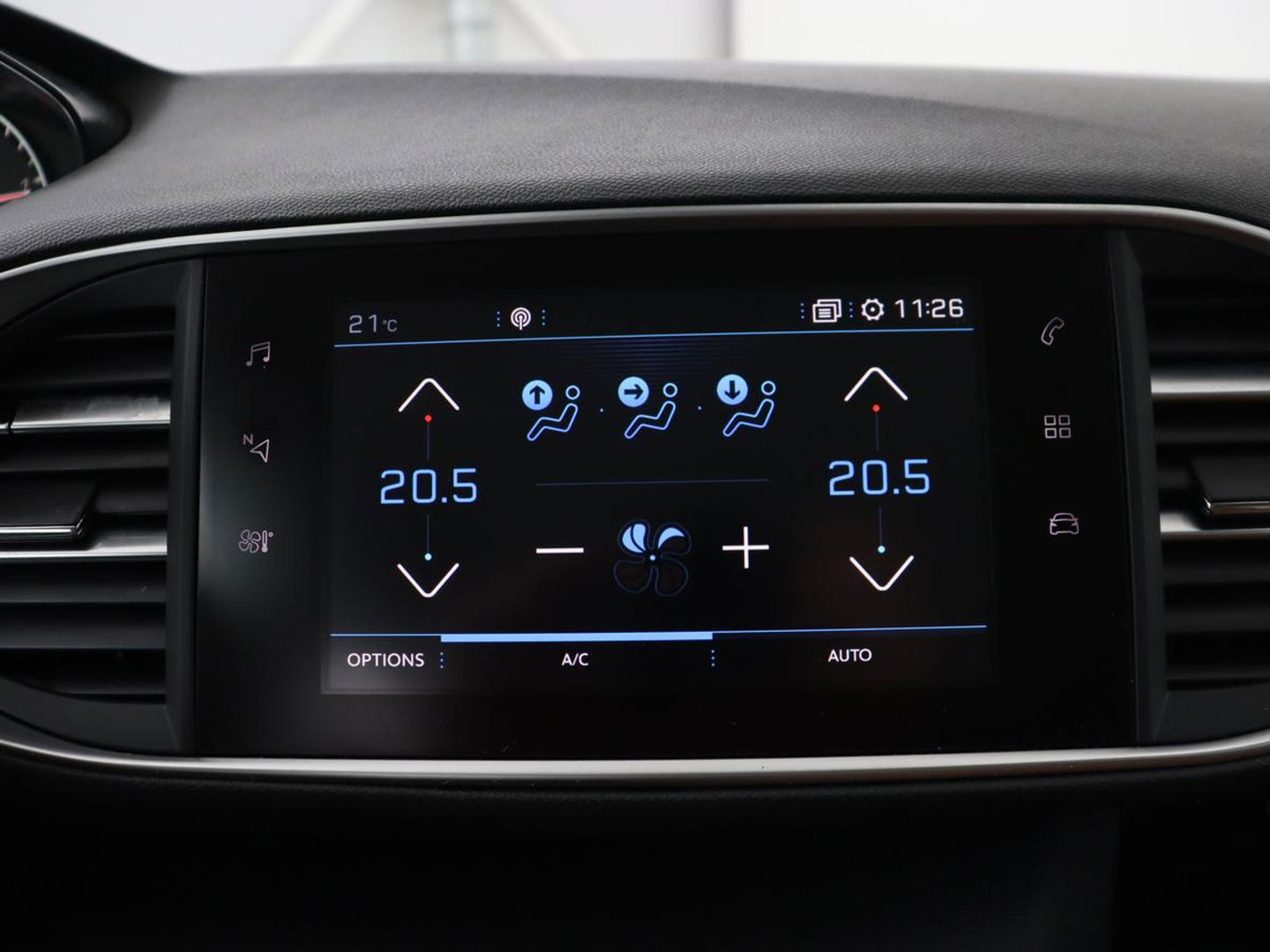 Peugeot 308 1.6 BlueHDI Premium | Automaat | Panoramadak | Leder | Camera | Carplay | Navigatie | Climate control | Parkeerhulp | Cruise control
