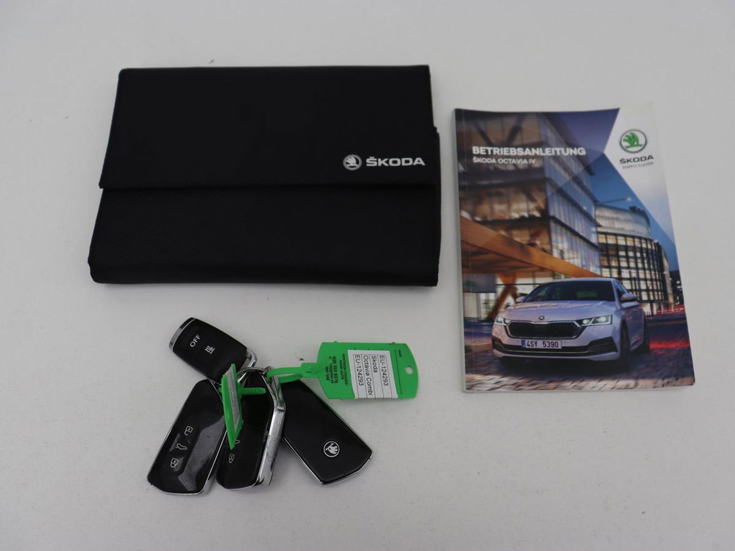 Škoda Octavia Skoda Octavia 1.4 TSI RS iV PHEV | Panoramadak | Head-Up | Stoel & stuurverwarming | Adaptive cruise | Standkachel | Matrix LED  | Camera | Memory | Virtual Cockpit | Side Assist | Achterbankverwarming