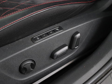 Škoda Octavia Skoda Octavia 1.4 TSI RS iV PHEV | Panoramadak | Head-Up | Stoel & stuurverwarming | Adaptive cruise | Standkachel | Matrix LED  | Camera | Memory | Virtual Cockpit | Side Assist | Achterbankverwarming
