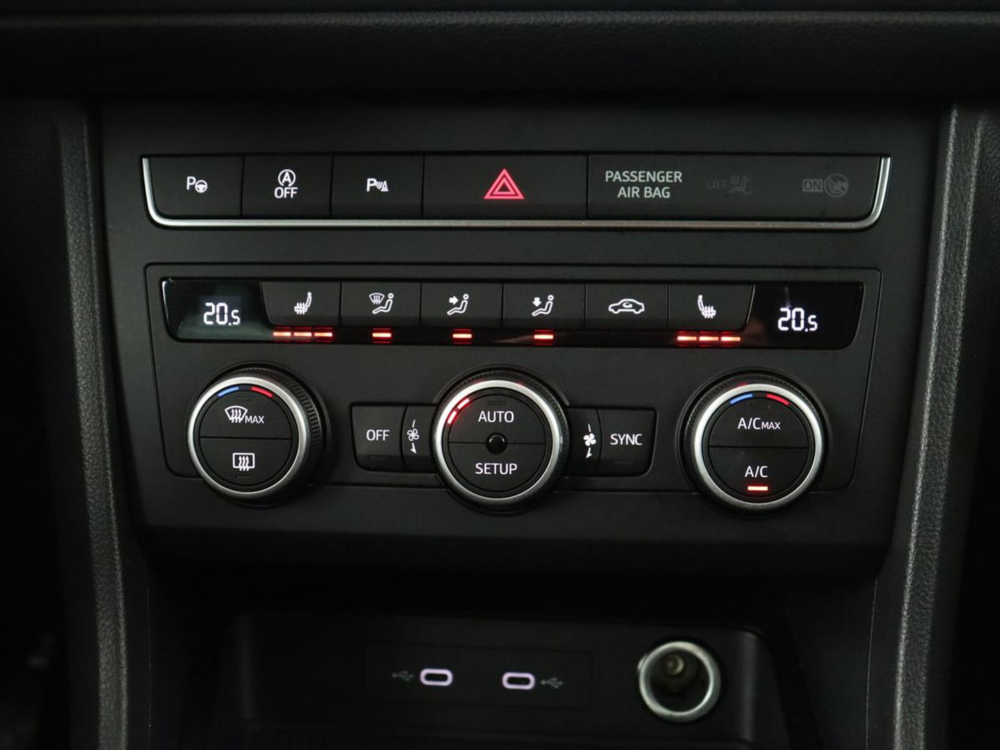 SEAT Ateca 1.5 TSI Style Intens | Stoelverwarming | Trekhaak | Camera | Carplay | Navigatie | Verwarmde voorruit | Full LED | DAB | Climate control