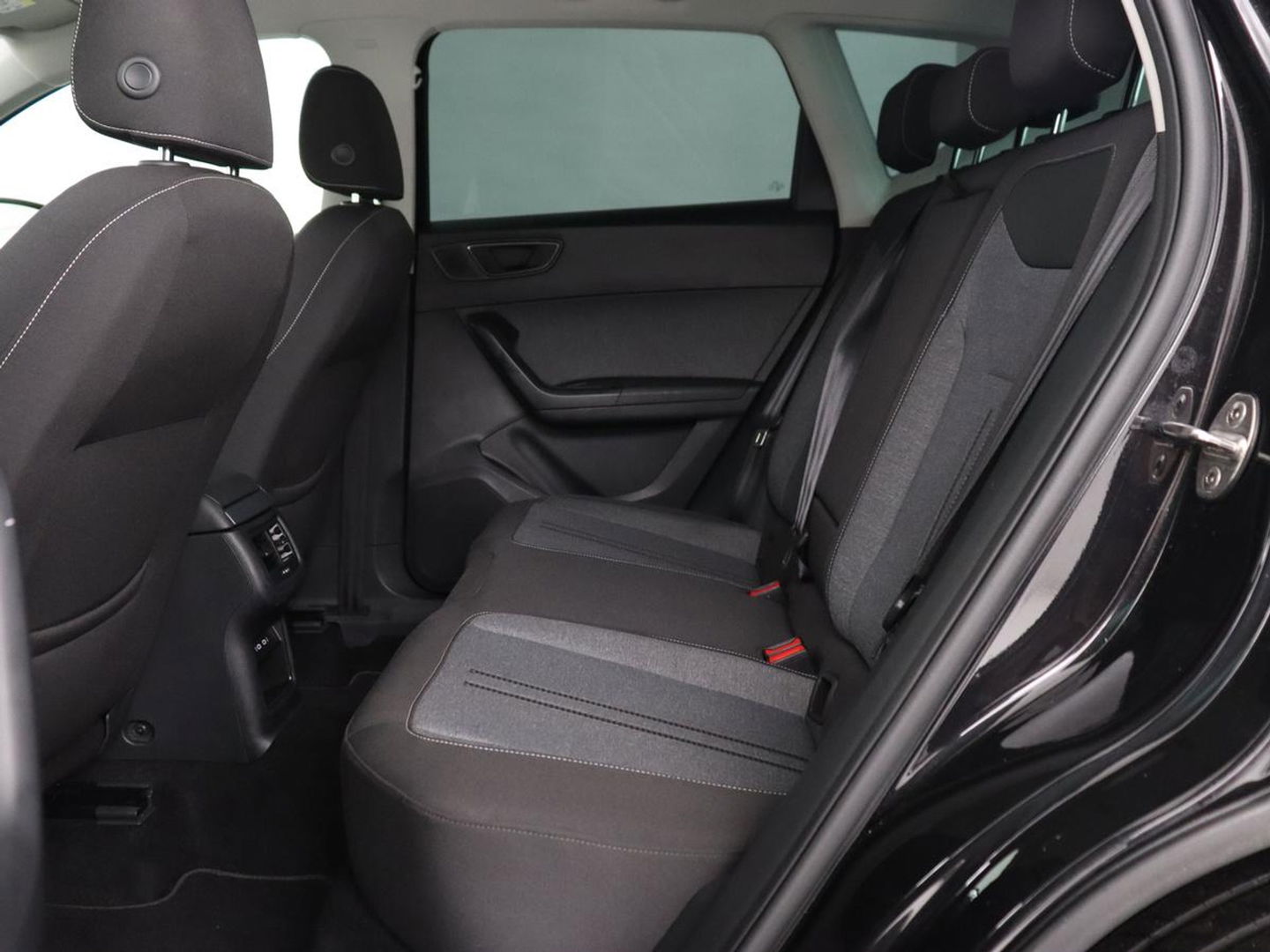 SEAT Ateca 1.5 TSI Style Intens | Stoelverwarming | Trekhaak | Camera | Carplay | Navigatie | Verwarmde voorruit | Full LED | DAB | Climate control