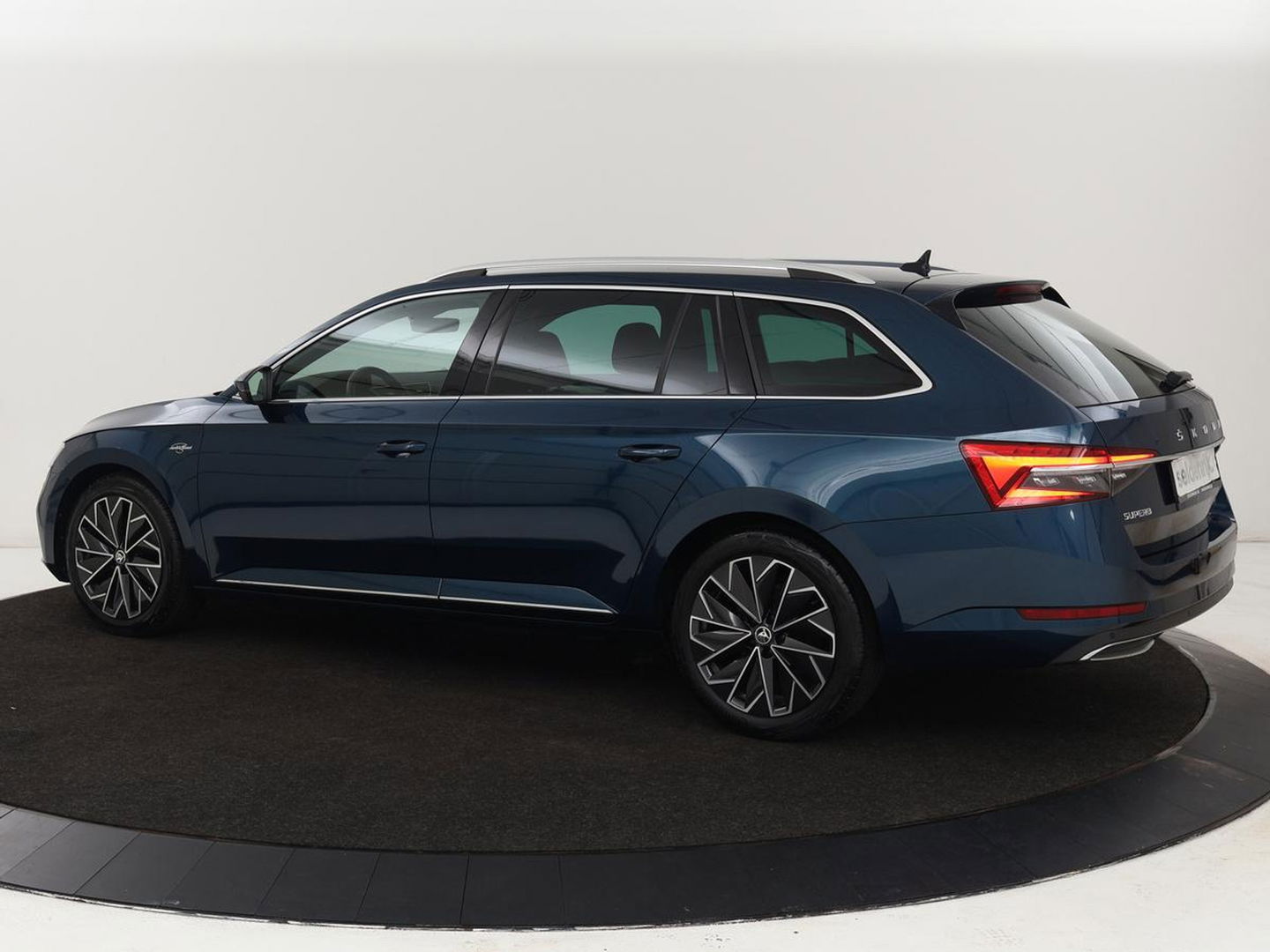 Škoda Superb 1.4 TSI iV Laurin & Klement | Stoelventilatie | Leder | Adaptive cruise | Virtual Cockpit | Massage | Canton Sound | Carplay | Achterbankverwarming | Navigatie