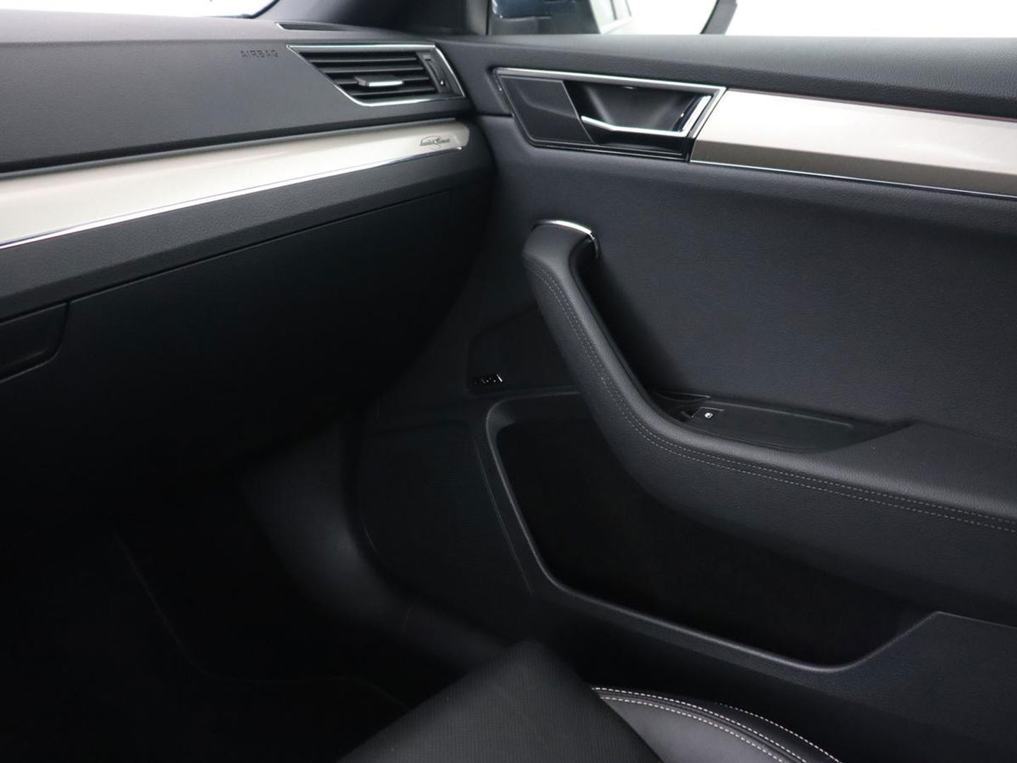 Škoda Superb 1.4 TSI iV Laurin & Klement | Stoelventilatie | Leder | Adaptive cruise | Virtual Cockpit | Massage | Canton Sound | Carplay | Achterbankverwarming | Navigatie