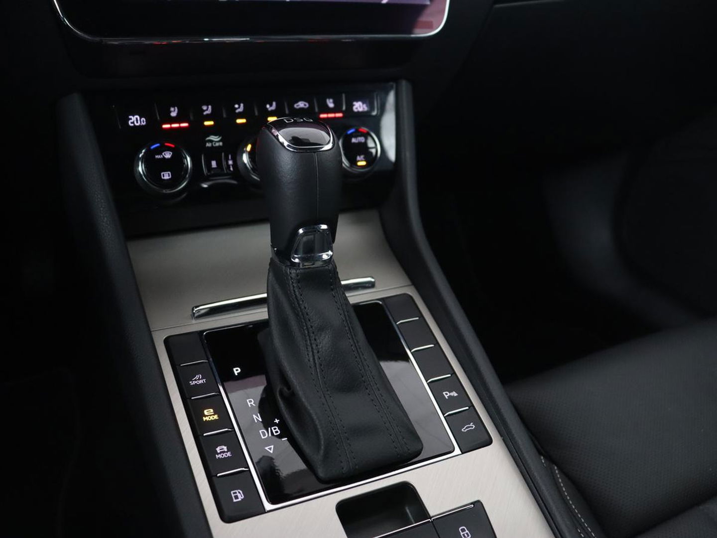 Škoda Superb 1.4 TSI iV Laurin & Klement | Stoelventilatie | Leder | Adaptive cruise | Virtual Cockpit | Massage | Canton Sound | Carplay | Achterbankverwarming | Navigatie