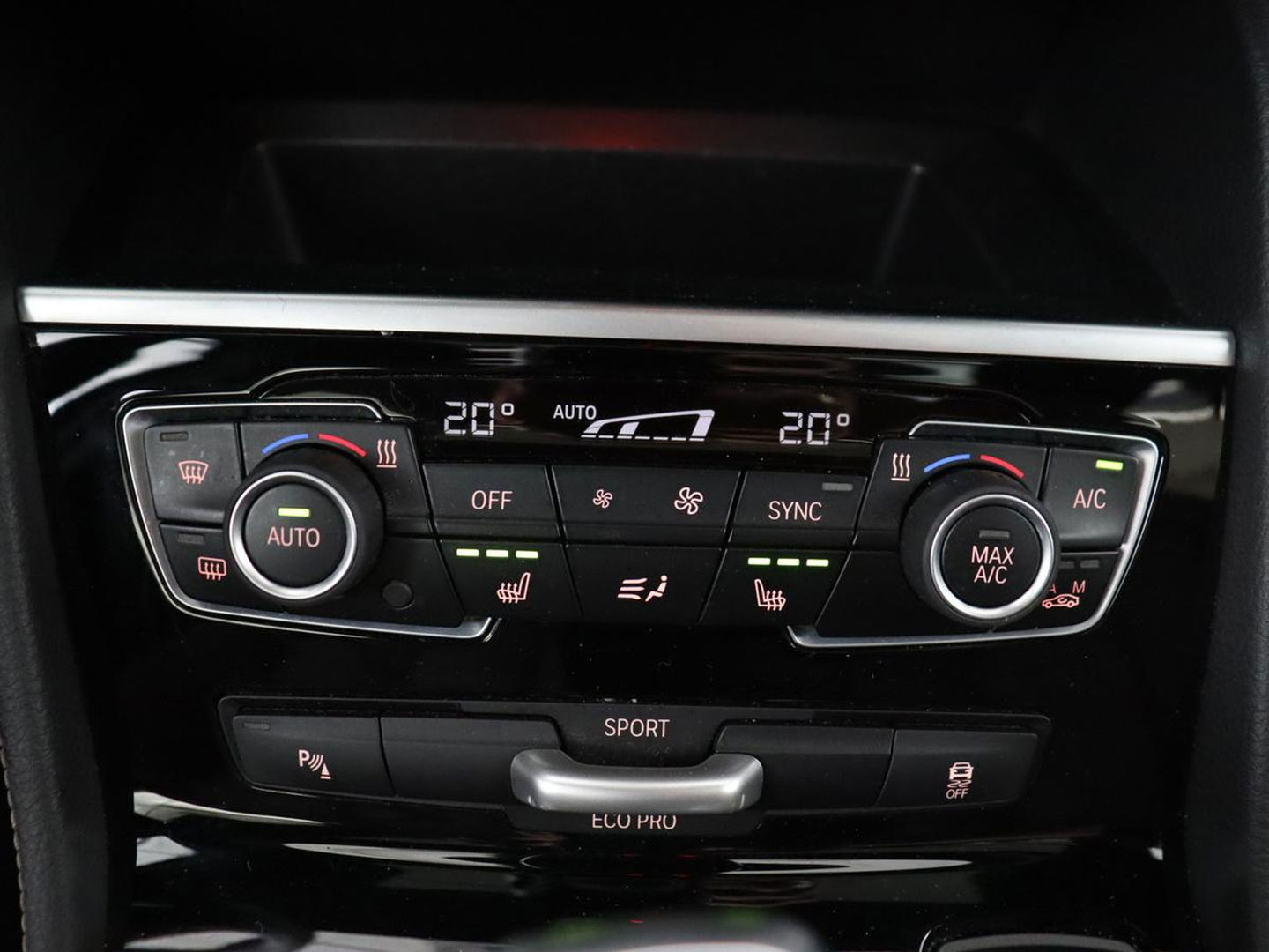 BMW 2 Serie Gran Tourer 220i 7-persoons High Executive Edition | Panoramadak | Leder | Stoelverwarming | Trekhaak | Head-Up | Camera | Sport Line | Sportstoelen | Navigatie | Full LED