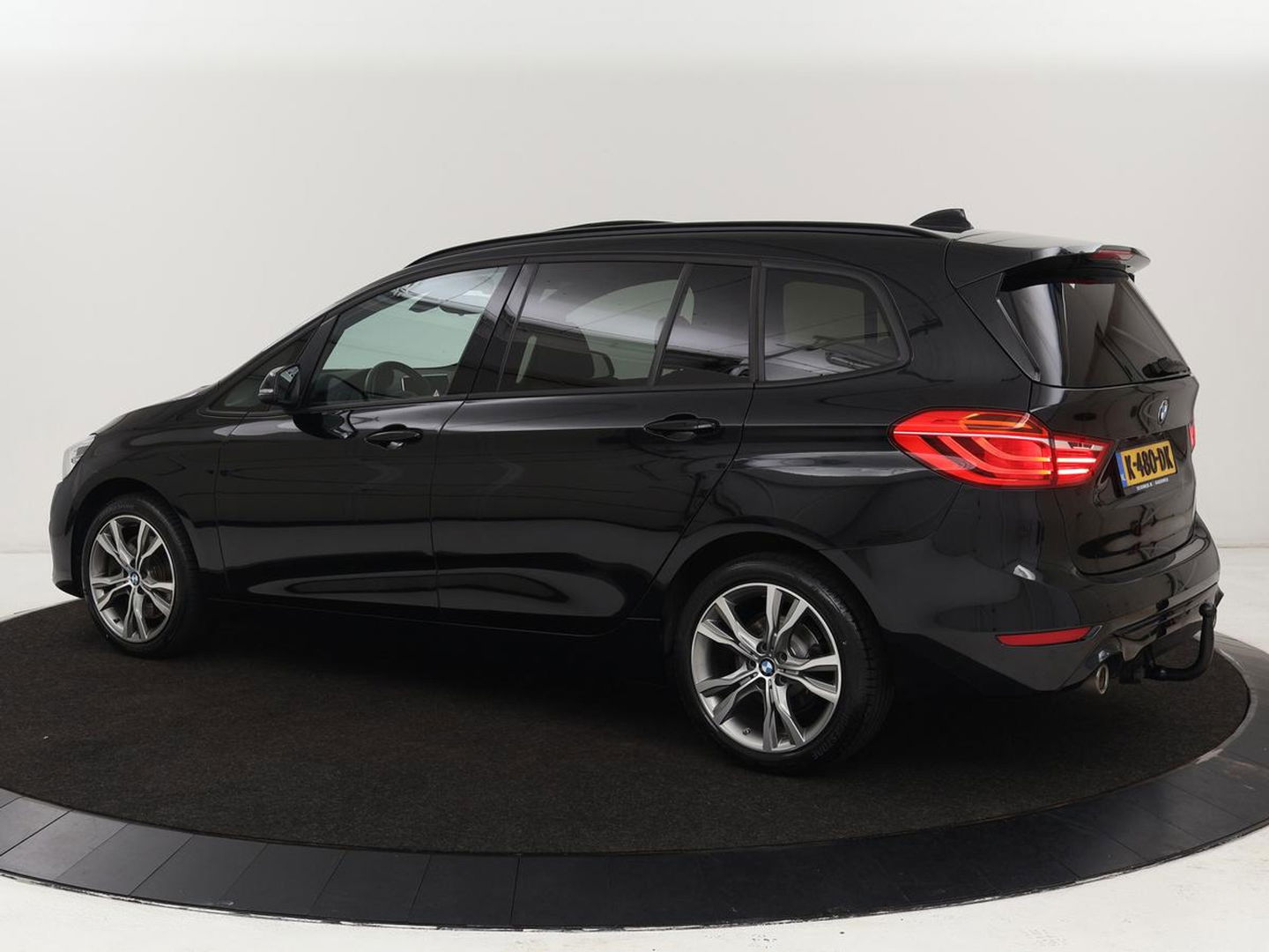 BMW 2 Serie Gran Tourer 220i 7-persoons High Executive Edition | Panoramadak | Leder | Stoelverwarming | Trekhaak | Head-Up | Camera | Sport Line | Sportstoelen | Navigatie | Full LED