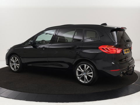 BMW 2 Serie Gran Tourer 220i 7-persoons High Executive Edition | Panoramadak | Leder | Stoelverwarming | Trekhaak | Head-Up | Camera | Sport Line | Sportstoelen | Navigatie | Full LED