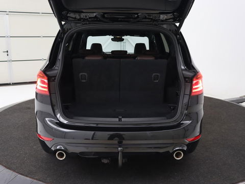 BMW 2 Serie Gran Tourer 220i 7-persoons High Executive Edition | Panoramadak | Leder | Stoelverwarming | Trekhaak | Head-Up | Camera | Sport Line | Sportstoelen | Navigatie | Full LED