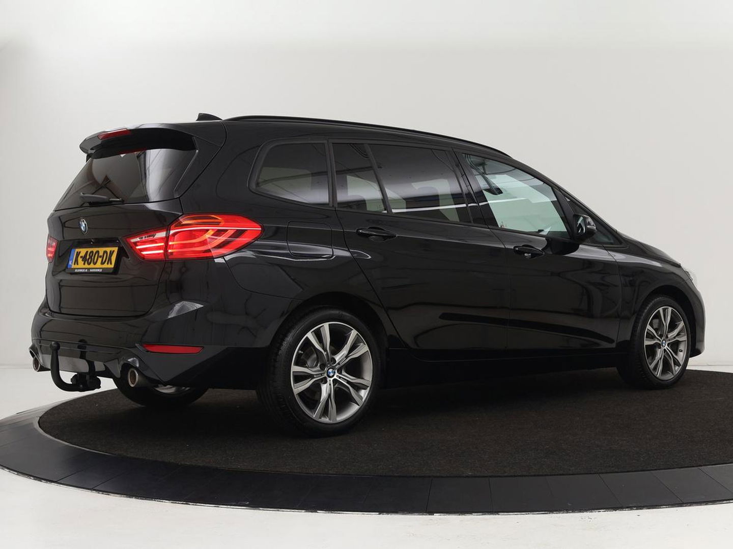 BMW 2 Serie Gran Tourer 220i 7-persoons High Executive Edition | Panoramadak | Leder | Stoelverwarming | Trekhaak | Head-Up | Camera | Sport Line | Sportstoelen | Navigatie | Full LED