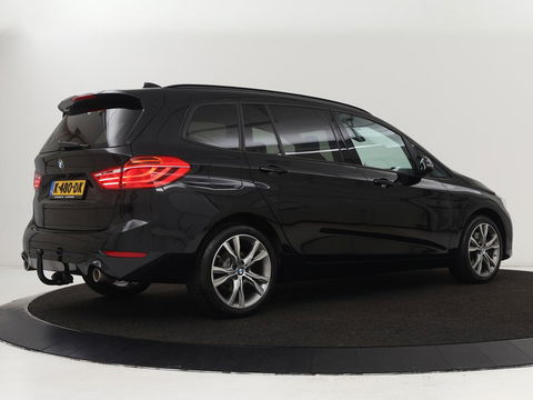 BMW 2 Serie Gran Tourer 220i 7-persoons High Executive Edition | Panoramadak | Leder | Stoelverwarming | Trekhaak | Head-Up | Camera | Sport Line | Sportstoelen | Navigatie | Full LED