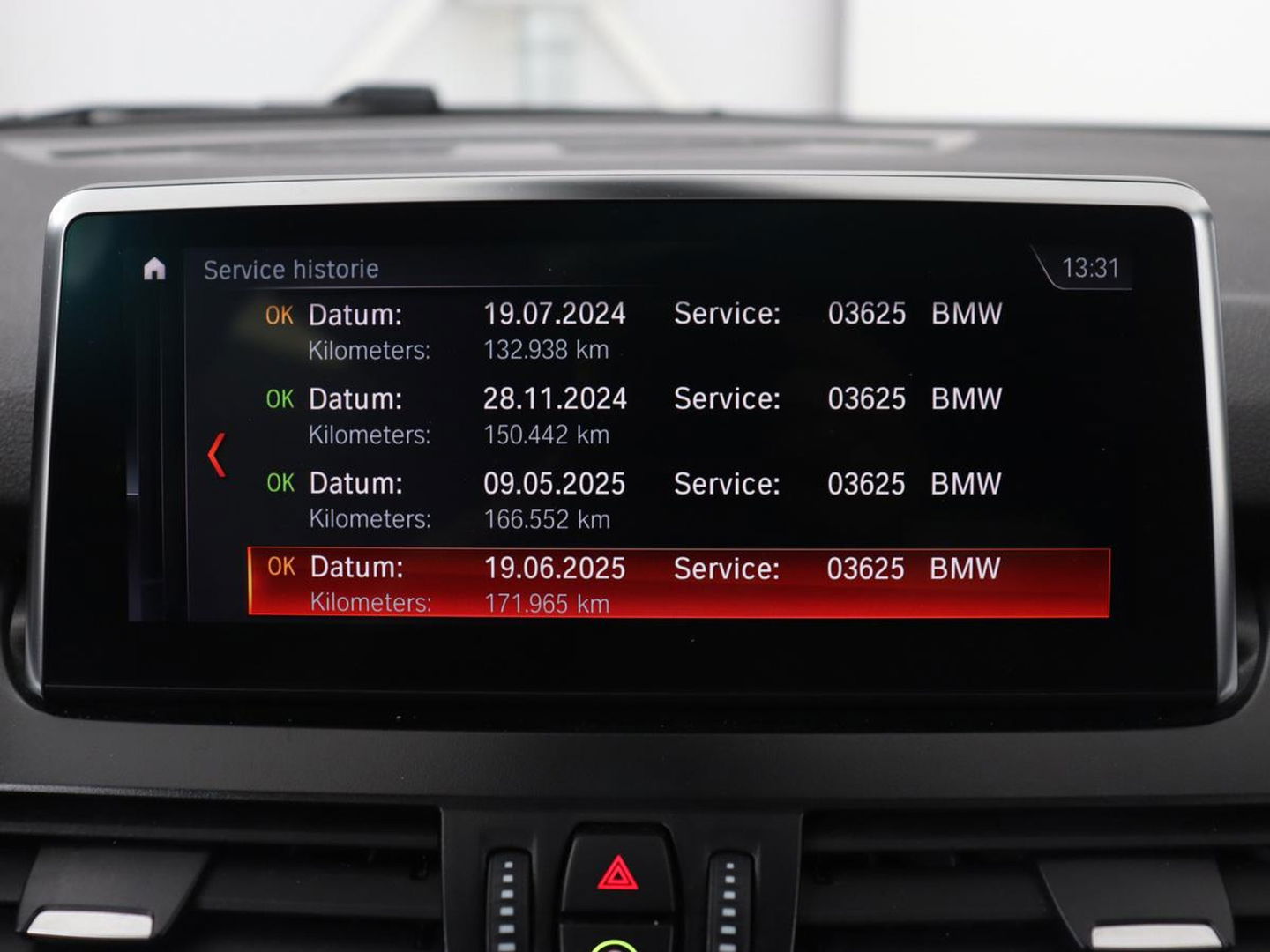 BMW 2 Serie Gran Tourer 220i 7-persoons High Executive Edition | Panoramadak | Leder | Stoelverwarming | Trekhaak | Head-Up | Camera | Sport Line | Sportstoelen | Navigatie | Full LED