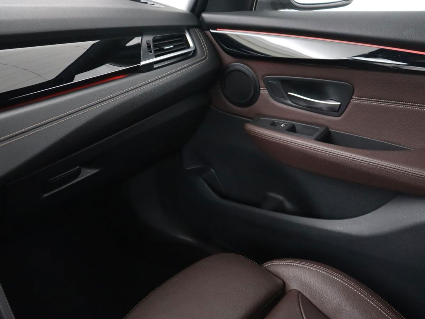 BMW 2 Serie Gran Tourer 220i 7-persoons High Executive Edition | Panoramadak | Leder | Stoelverwarming | Trekhaak | Head-Up | Camera | Sport Line | Sportstoelen | Navigatie | Full LED