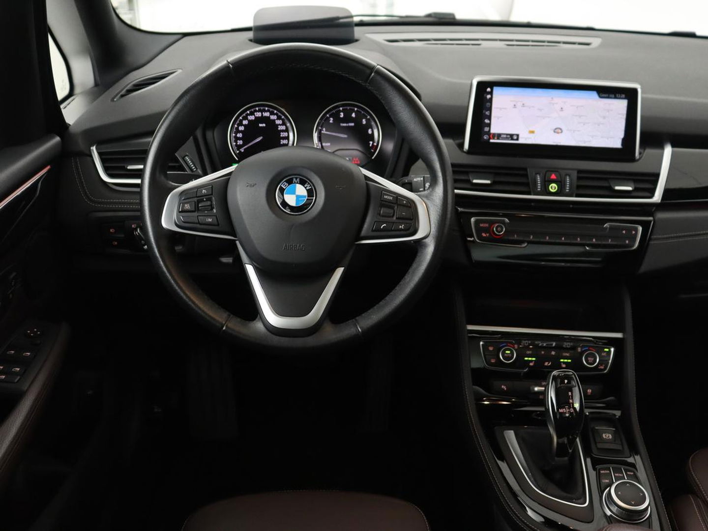 BMW 2 Serie Gran Tourer 220i 7-persoons High Executive Edition | Panoramadak | Leder | Stoelverwarming | Trekhaak | Head-Up | Camera | Sport Line | Sportstoelen | Navigatie | Full LED