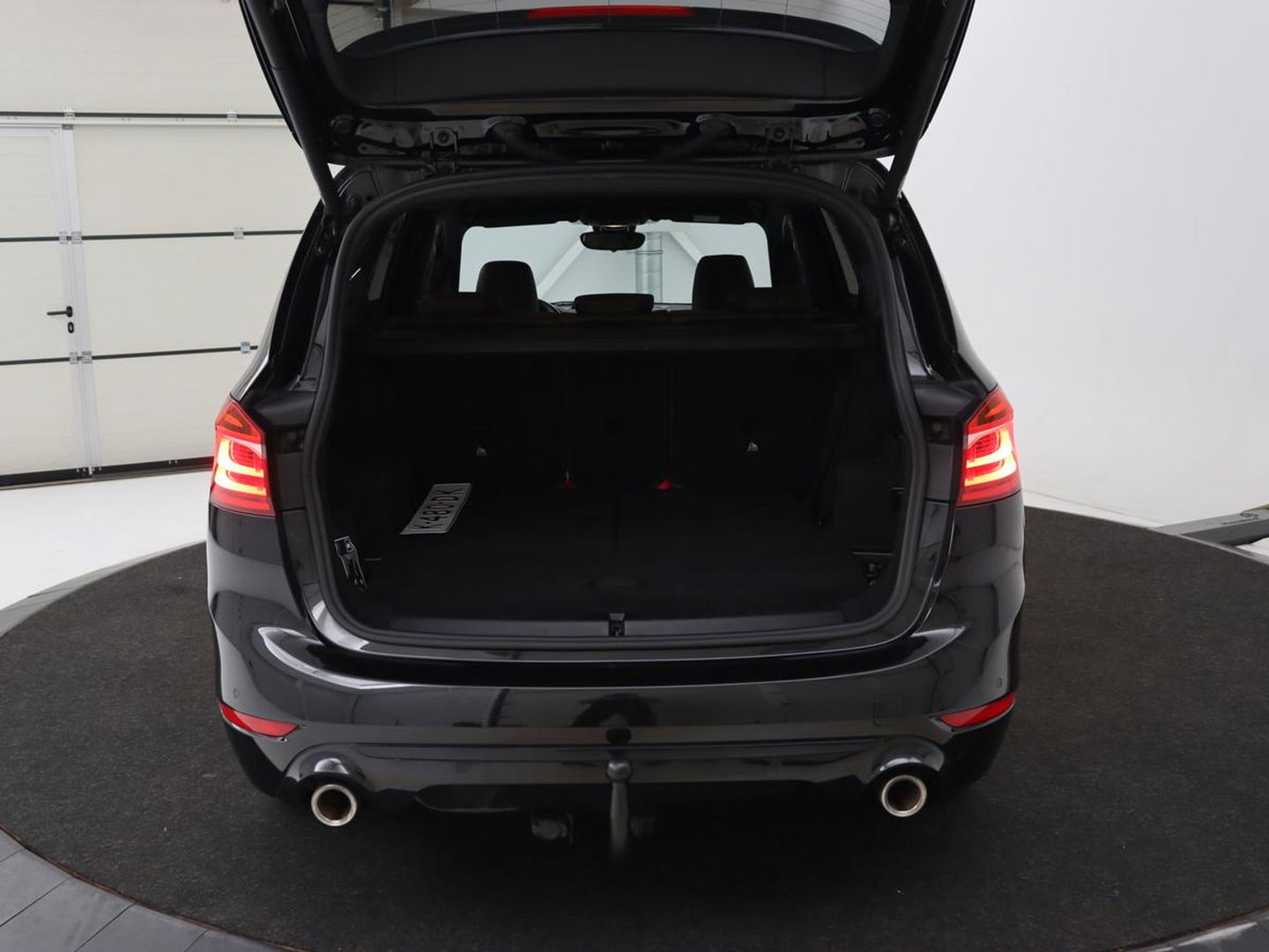 BMW 2 Serie Gran Tourer 220i 7-persoons High Executive Edition | Panoramadak | Leder | Stoelverwarming | Trekhaak | Head-Up | Camera | Sport Line | Sportstoelen | Navigatie | Full LED