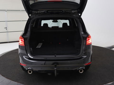 BMW 2 Serie Gran Tourer 220i 7-persoons High Executive Edition | Panoramadak | Leder | Stoelverwarming | Trekhaak | Head-Up | Camera | Sport Line | Sportstoelen | Navigatie | Full LED