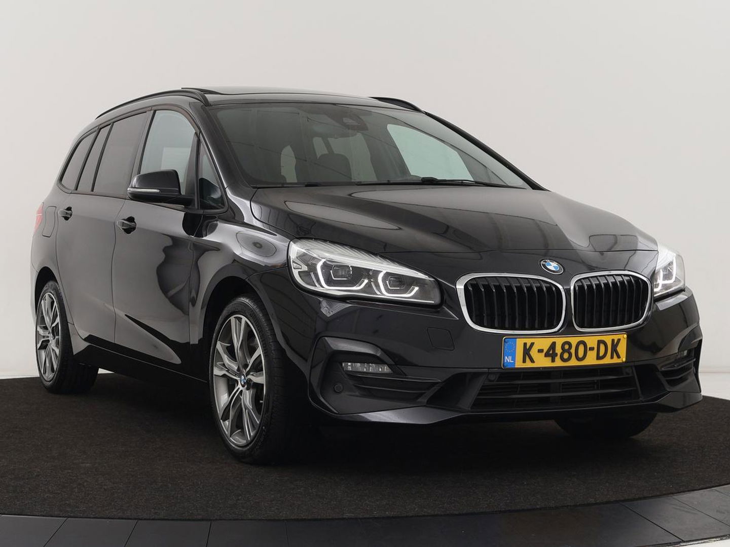 BMW 2 Serie Gran Tourer 220i 7-persoons High Executive Edition | Panoramadak | Leder | Stoelverwarming | Trekhaak | Head-Up | Camera | Sport Line | Sportstoelen | Navigatie | Full LED