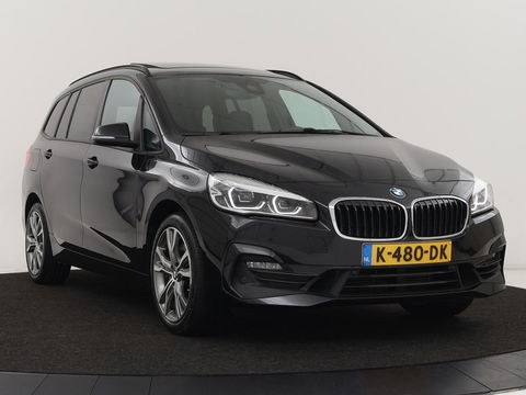 BMW 2 Serie Gran Tourer 220i 7-persoons High Executive Edition | Panoramadak | Leder | Stoelverwarming | Trekhaak | Head-Up | Camera | Sport Line | Sportstoelen | Navigatie | Full LED