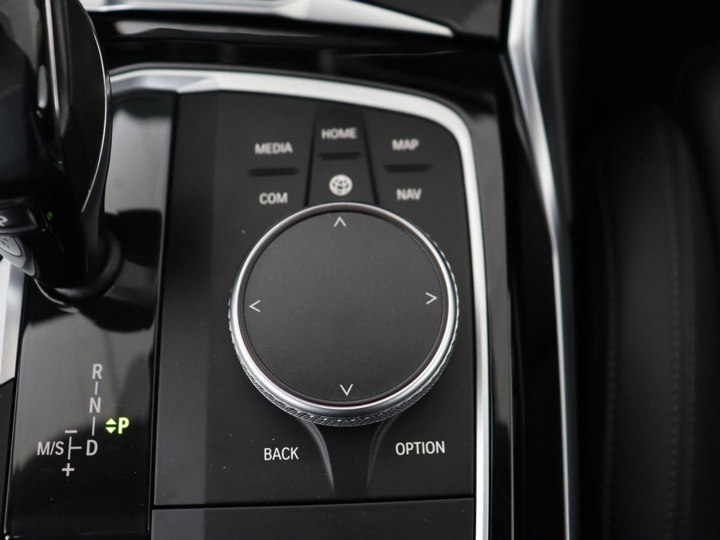 BMW 3-serie 330e Sport Line | Stoel & stuurverwarming | Adaptive cruise | Sportstoelen | Trekhaak | Carplay | Sfeerverlichting | Half leder | Navigatie | Full LED