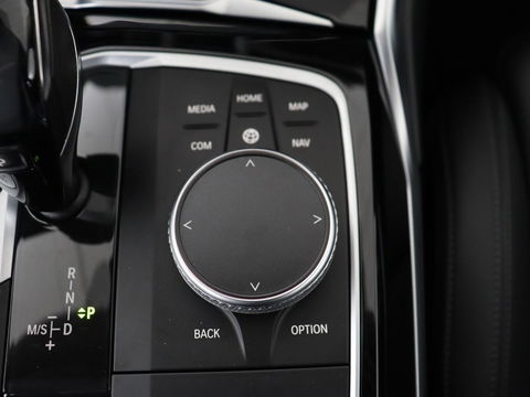 BMW 3-serie 330e Sport Line | Stoel & stuurverwarming | Adaptive cruise | Sportstoelen | Trekhaak | Carplay | Sfeerverlichting | Half leder | Navigatie | Full LED