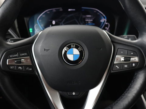 BMW 3-serie 330e Sport Line | Stoel & stuurverwarming | Adaptive cruise | Sportstoelen | Trekhaak | Carplay | Sfeerverlichting | Half leder | Navigatie | Full LED