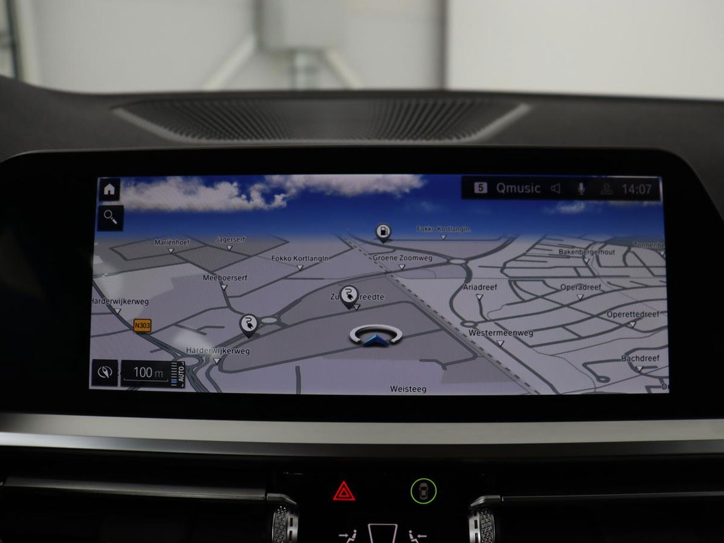 BMW 3-serie 330e Sport Line | Stoel & stuurverwarming | Adaptive cruise | Sportstoelen | Trekhaak | Carplay | Sfeerverlichting | Half leder | Navigatie | Full LED
