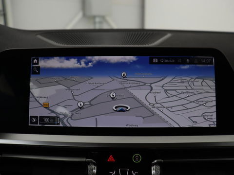 BMW 3-serie 330e Sport Line | Stoel & stuurverwarming | Adaptive cruise | Sportstoelen | Trekhaak | Carplay | Sfeerverlichting | Half leder | Navigatie | Full LED