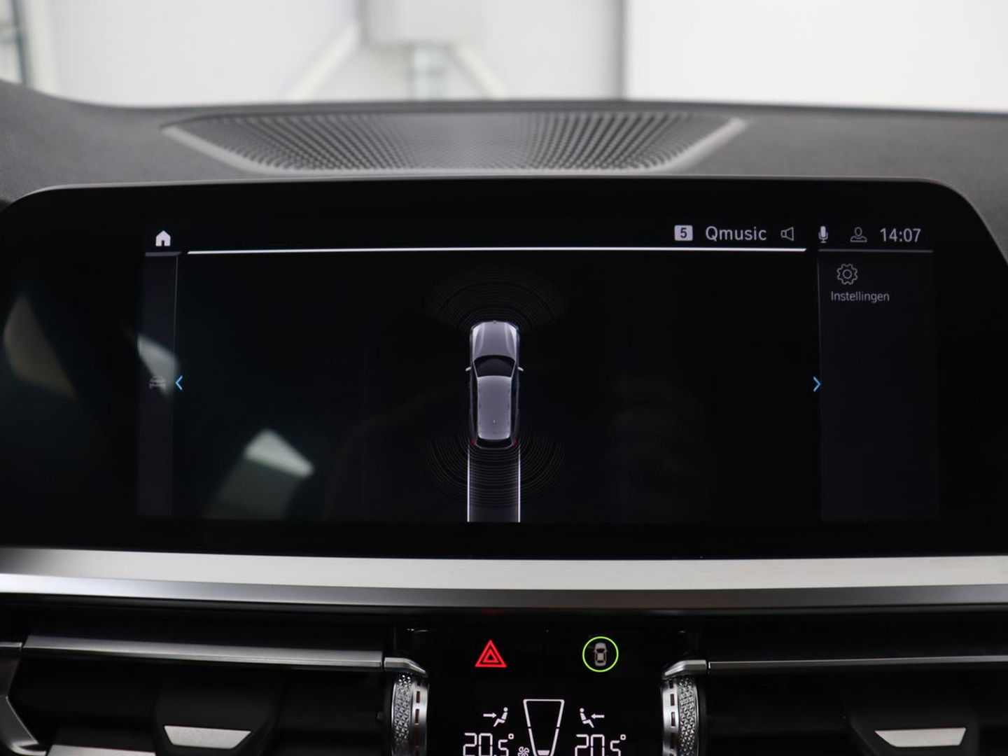 BMW 3-serie 330e Sport Line | Stoel & stuurverwarming | Adaptive cruise | Sportstoelen | Trekhaak | Carplay | Sfeerverlichting | Half leder | Navigatie | Full LED