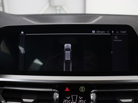 BMW 3-serie 330e Sport Line | Stoel & stuurverwarming | Adaptive cruise | Sportstoelen | Trekhaak | Carplay | Sfeerverlichting | Half leder | Navigatie | Full LED