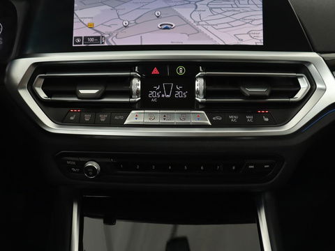 BMW 3-serie 330e Sport Line | Stoel & stuurverwarming | Adaptive cruise | Sportstoelen | Trekhaak | Carplay | Sfeerverlichting | Half leder | Navigatie | Full LED