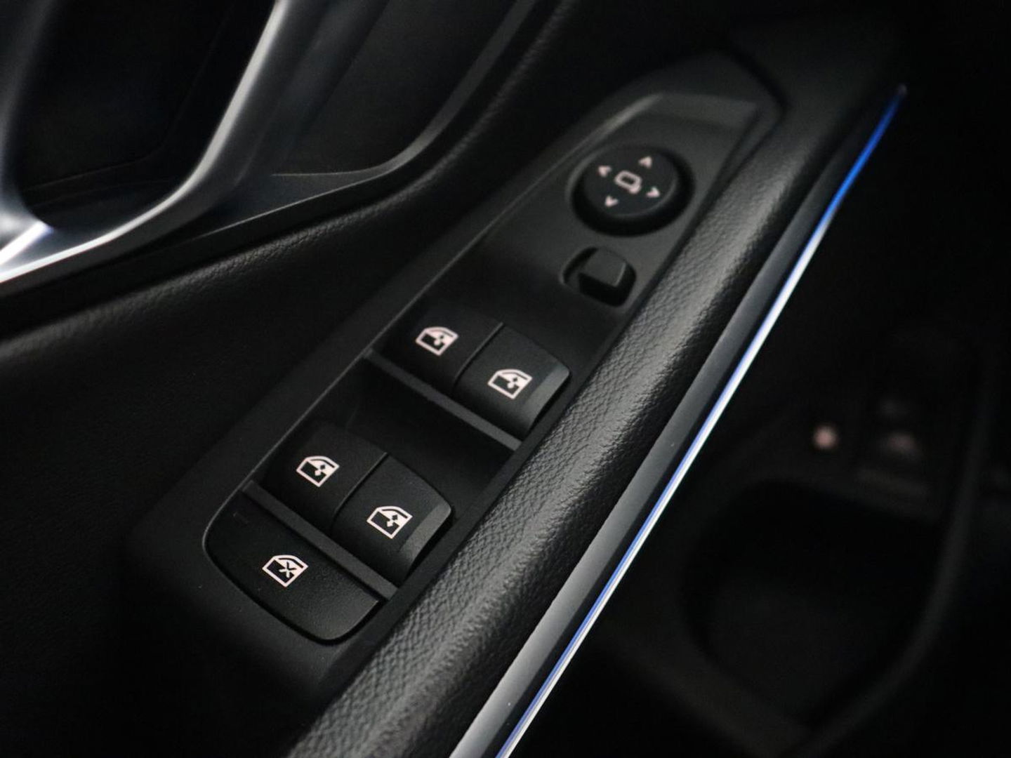 BMW 3-serie 330e Sport Line | Stoel & stuurverwarming | Adaptive cruise | Sportstoelen | Trekhaak | Carplay | Sfeerverlichting | Half leder | Navigatie | Full LED