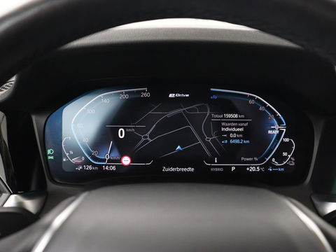 BMW 3-serie 330e Sport Line | Stoel & stuurverwarming | Adaptive cruise | Sportstoelen | Trekhaak | Carplay | Sfeerverlichting | Half leder | Navigatie | Full LED