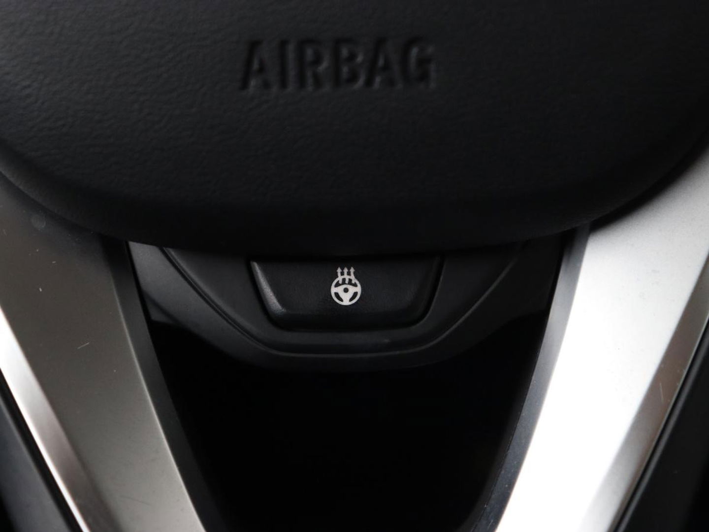 BMW 3-serie 330e Sport Line | Stoel & stuurverwarming | Adaptive cruise | Sportstoelen | Trekhaak | Carplay | Sfeerverlichting | Half leder | Navigatie | Full LED